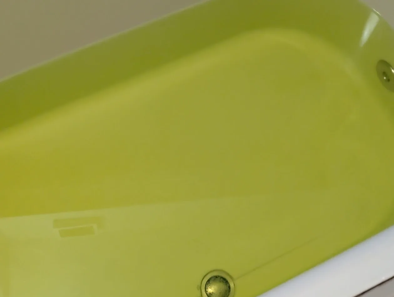 ツムラのくすり湯を入れて黄緑色になった浴槽のお湯